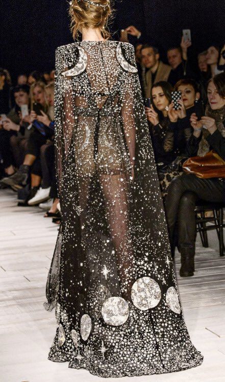 celestial dreams Moon Dress, Couture Mode, Casual Styles, Zuhair Murad, Fashion Weeks, Looks Style, London Fashion, London Fashion Week, Couture Fashion