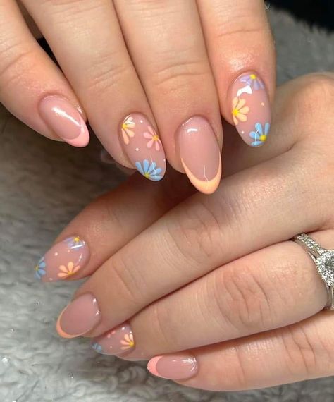 Spring Nail Art Almond, White Tip Acrylic Nails With Flowers, Natural Flower Nail Designs, Short Aesthetic Almond Nails, Almond Nails Floral Design, Floral Pastel Nails, Classy Summer Nails Almond, Floral Nails Almond Shape, Nail Inspo Flower Design