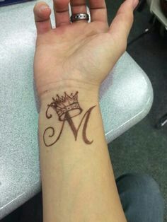 Alphabet Tattoo Designs, Tattoo Lettering Design, Tato Henna, M Tattoos, Wing Tattoo Designs, Wrist Tattoos For Guys, Mehndi Tattoo, Crown Tattoo, Name Tattoo Designs