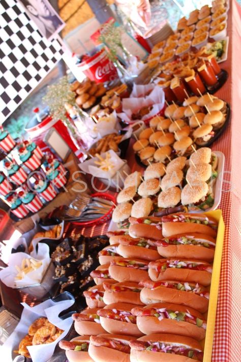 American Food Party Ideas, Birthday Ideas Food Table, American Diner Party Theme, Carnival Party Food Table, Carnival Food For Birthday Party, Retro Bbq Party, 18th Party Food Ideas, 40th Party Food Ideas, 21st Food Ideas