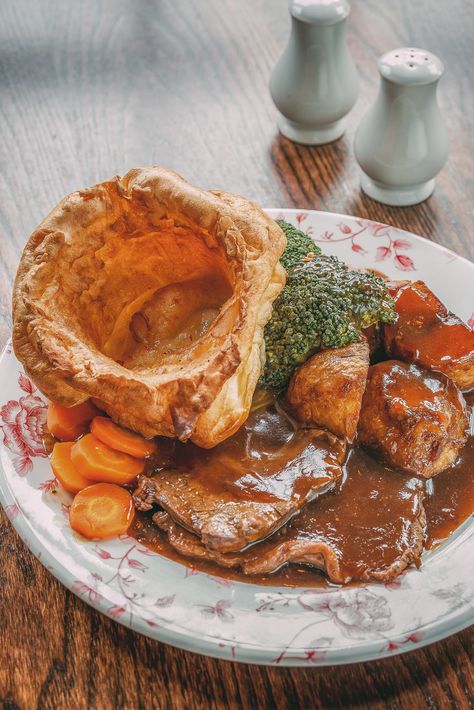 15 Tasty British Foods To Try In The UK British Cuisine Aesthetic, Essen, Uk Sunday Roast, British Culture Aesthetic Food, Sunday Roast Dinner Aesthetic, British Meals Traditional, Uk Food British, British Food Aethstetic, Sunday Dinner Aesthetic