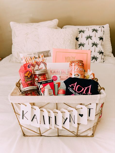 Big Sorority Gifts, Big Lil Cheer Gifts, Basket Ideas Sorority, Christmas Baskets For Best Friend, Bid Day Baskets Sorority, Cute Big Little Gifts, Gifts For Your Big Sorority, Sority Gift Baskets, Sorority Initiation Basket