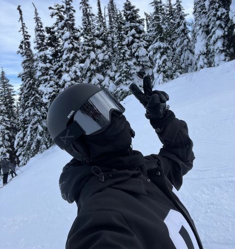 Ski trip Snowboarding Aesthetic Men, Guy Skiing, Ski Instagram Pictures, Cold Pfp, High Quality Pfp, Snowboarding Pics, Quality Pfp, Snowboard Outfit, Snowboarding Aesthetic