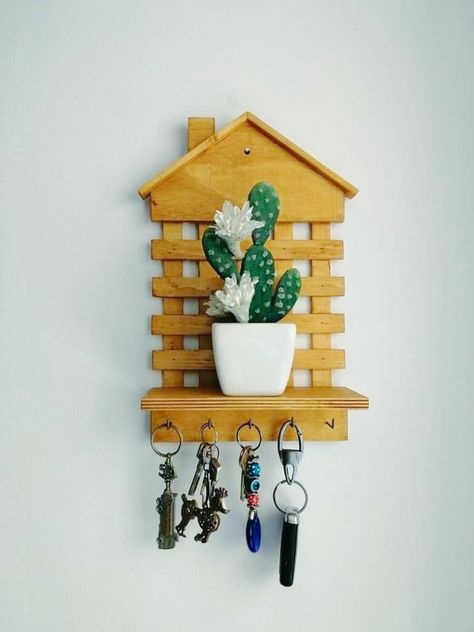 Woodworking projects plans Wooden Key Holder Ideas, Deco Tv, Wooden Key Holder, Diy Wall Art Decor, Diy Wooden Projects, Key Holders, Diy Crafts Room Decor, Diy Wood Projects Furniture, Diy Crafts For Home Decor