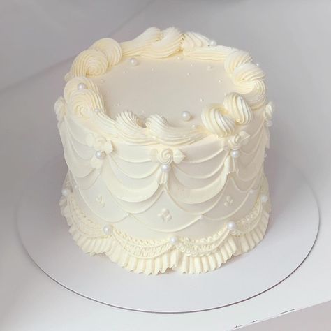 Pearly ivory🤍 | Instagram Angel Cake Strawberry Shortcake Aesthetic, Angel Cake Strawberry Shortcake, Strawberry Shortcake Aesthetic, Unique Cake Designs, Cakes Colorful, Shortcake Aesthetic, Bolo Tumblr, Bolo Vintage, Wedding Cake Pearls