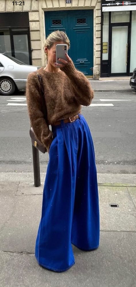 Bright Blue Pants Outfit, Mocha Mousse, Mode Boho, Looks Street Style, Mode Inspo, Looks Chic, Looks Style, Pants Trousers, Outfits Casuales