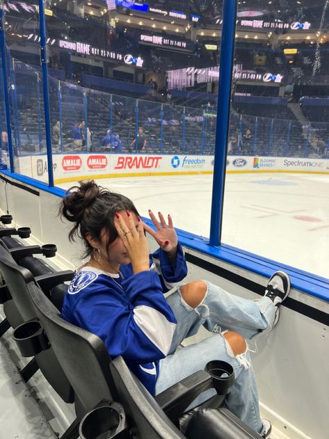 hockey game fit inspo Lightning Hockey Game Outfit, Hockey Jersey Outfit Aesthetic, Hockey Games Outfits, Watching Hockey Aesthetic, Hockey Family Aesthetic, Hockey Game Outfits For Women Aesthetic, Nhl Wags Outfits, Sports Journalism Aesthetic Hockey, Ice Rink Photoshoot