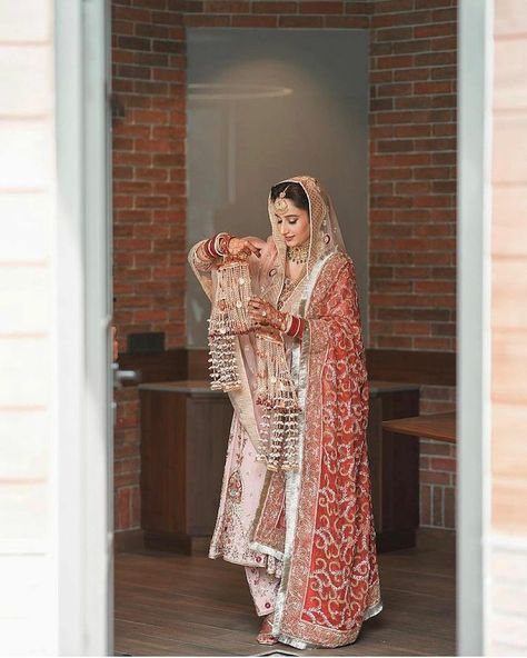 Sikh Bride Suit, Punjabi Bride Suit, Punjabi Bridal Suit, Suit For Bride, Sikh Couple, Punjabi Wedding Dress, Desi Suits, Shaadi Dresses, Bridal Suits Punjabi