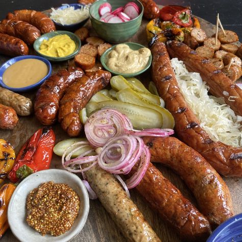 Sausage Board Ideas, Food For The Week Ideas, German Charcuterie Board Ideas, Bratwurst Bar Ideas, Oktoberfest Charcuterie Board, German Charcuterie Board, Charcuterie Board Octoberfest, Sausage Charcuterie Board, Pretzel Charcuterie Board