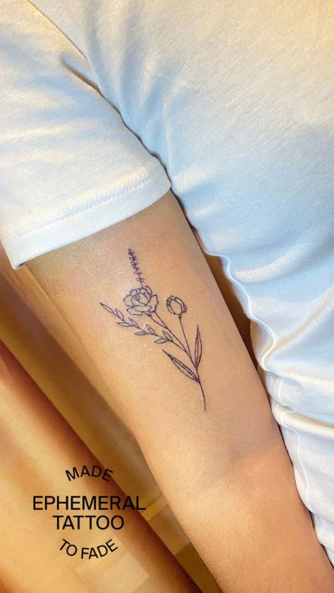 Looking for feminine tattoo ideas that feel personalized? This simple rose doesn’t just look lovely, it’s also a June birth flower tattoo. Everyone’s energy is better with a little flower power. Worried that your bloom won’t always be in-season? The floral tattoos from Ephemeral Tattoo are semi-permanent and made-to-fade in 1-3 years. Schedule your Ephemeral at ephemeral.tattoo today. Small June Flower Tattoo, Mother Daughter Flower Bouquet Tattoo, Birth Flower Rose Tattoo, Ephemeral Tattoo Ideas, June Bouquet Tattoo, Rose Bouquet Tattoo Small, Simple Rose Bouquet Tattoo, June Birth Flowers Tattoo, June Flower Bouquet Tattoo