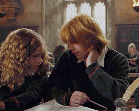 romione tudo p mim pftosx Hermione And Ron, Ron Y Hermione, Glume Harry Potter, Harry Potter Wall, Ronald Weasley, Harry Potter Ron, Harry Potter Images, Rupert Grint, Septième Art