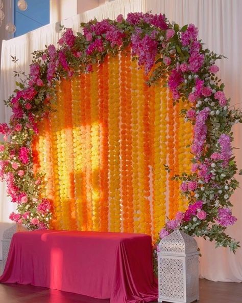 Diy Mehendi Backdrop, Mehndi Decor Backdrops, Mehedi Programme Decorations, Mehndi Flower Decoration, Photos With Backdrops, Haldi Mehndi Stage Decoration, Diy Haldi Backdrop, Diy Mehndi Backdrop, Mehndi Centerpieces Diy