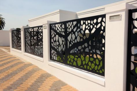 Gard modern in zona rezidentiala Pipera Gard Modern, Building Cladding, Fence Wall Design, Compound Wall Design, Laser Cut Aluminum, Fence Gate Design, Modern Fence Design, House Fence Design, Front Gate Design