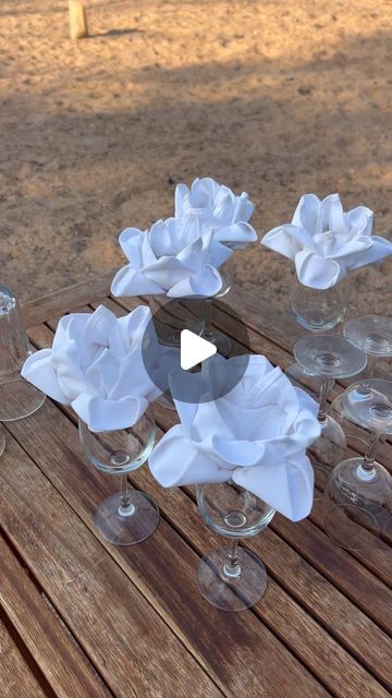 Umlani Bushcamp on Instagram: "Suzy showing me the art of napkin folding 🥰🌸🌺

📸 @irina_x_ithombe 

#napkinfolding #beautiful #flower #safaricamp #dinnertable #dinnertabledecor #decor #napkinart #art #umlanimagic #umlanibushcamp #comedinewithus" Food Decoration Ideas Creative, Napkin Folding Flower, Wedding Napkin Folding, Creative Napkin Fold, Beautiful Napkin Folding, Pink Table Settings, Fancy Napkin Folding, Napkin Rose, Gala Decorations