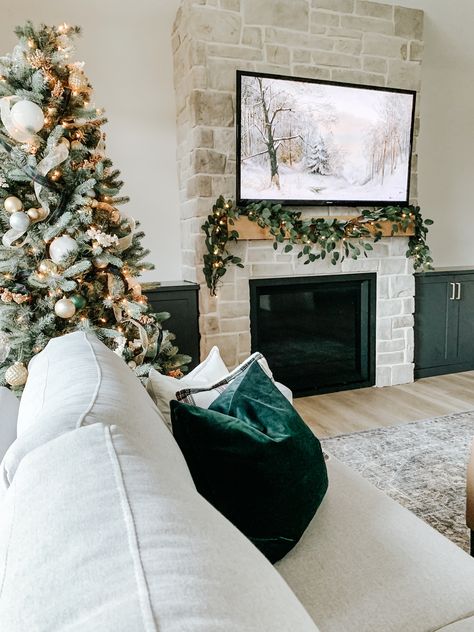 White And Dark Green Christmas Decor, Green Emerald Christmas Decor, Emerald Green Christmas Decor Bedroom, Black Cream And Green Christmas, Forest Green And White Christmas Decor, Christmas Decor Emerald Green, Neutral Green Christmas Decor, Emerald Green House Decor, Christmas Decor Ideas Green And White