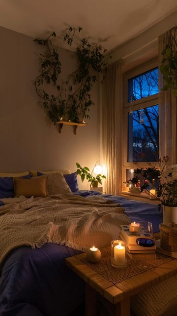 Caroline Reichel on Instagram: "Blue hour and cozy vibes 🕯️✨" Cosy Big Bedroom Ideas, Blue Aesthetic Apartment, Blue Earthy Bedroom, Big Room Aesthetic, Blue Room Ideas Bedroom, Blue Bedroom Ideas Aesthetic, Blue Cozy Bedroom, Cozy Bedroom Night, Cozy Bedroom Blue