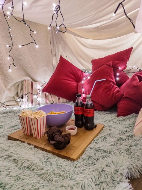 Date Ideas Decoration, Hangout Ideas With Girlfriend, Fort Birthday Party Ideas, Blanket Fort Date Night Romantic, Date Night Aesthetic Dinner At Home, Romantic Suprises Ideas For Him, Blanket Fort Date Night, At Home Fort Date Night, Movie Night Fort Ideas