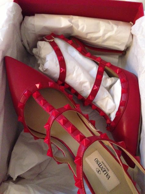 I love shopping-a girl in love for accessories and travels Valentino Rockstud Shoes, Hak Tinggi, Valentino Red, Red Pumps, Valentino Rockstud, Valentino Shoes, Crazy Shoes, Dream Shoes, Sneaker Heels