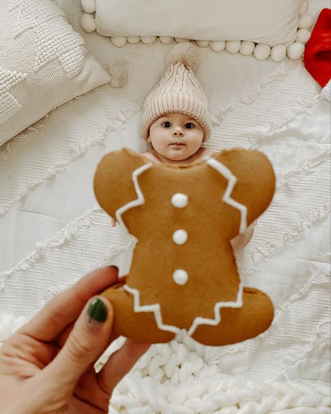 Cute Baby Christmas Photos, Gingerbread Baby Photo, Holiday Milk Bath Photography, 3 Month Baby Christmas Pictures, Xmas Newborn Photoshoot, Diy Babies First Christmas Photos, 9 Month Old Christmas Photos, Christmas One Month Photo, 6 Month Christmas Photoshoot