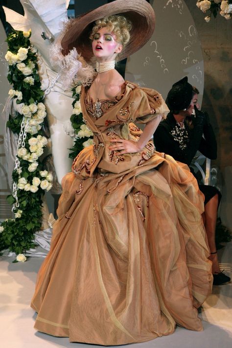 Christian Dior - Haute Couture fall 2007 - John Galliano Galliano Dior, Sasha Pivovarova, Runway Fashion Couture, Christian Dior Haute Couture, Dior Haute Couture, Dior Couture, Moda Vintage, John Galliano, Fantasy Fashion