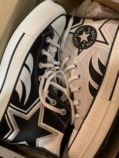 Aesthetic Shoes Y2k, Clothes With Stars Aesthetic, Converse Star Shoes, Converse With Stars, Acubi Shoes, Zapatillas Aesthetic, Tenis Aesthetic, Y2k Pics, Converse Y2k