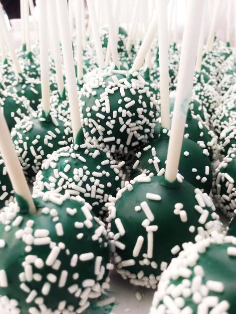 Philadelphia Eagles cake pops | Green + white Super Bowl Deserts, Eagles Football Party, Philadelphia Eagles Cake, Eagles Party, Eagles Superbowl, Super Bowl Party Food, Philadelphia Eagles Super Bowl, Philly Eagles, Eagles Super Bowl