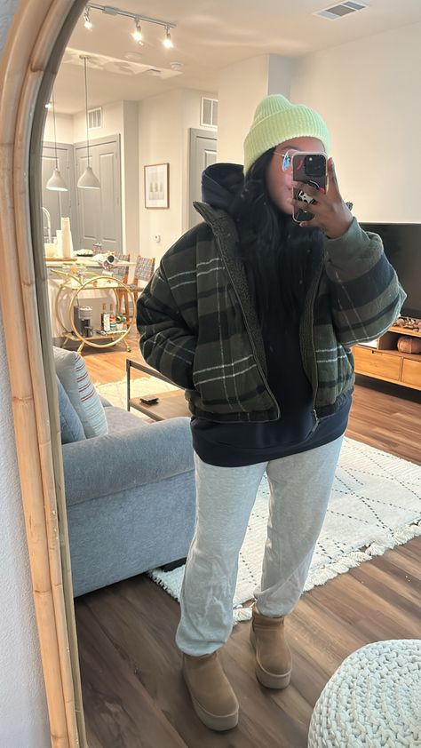 Cute Cold Weather Outfits Black Women, Cute Beanie Outfits Winter Casual, Comfy Snow Day Outfit, Beanie Outfits Black Women, Lazy Winter Fits, Cozy Ugg Outfit, Chill Winter Outfit Black Women, Cropped Puffer Outfit, Winter Black Girls Outfit Ideas