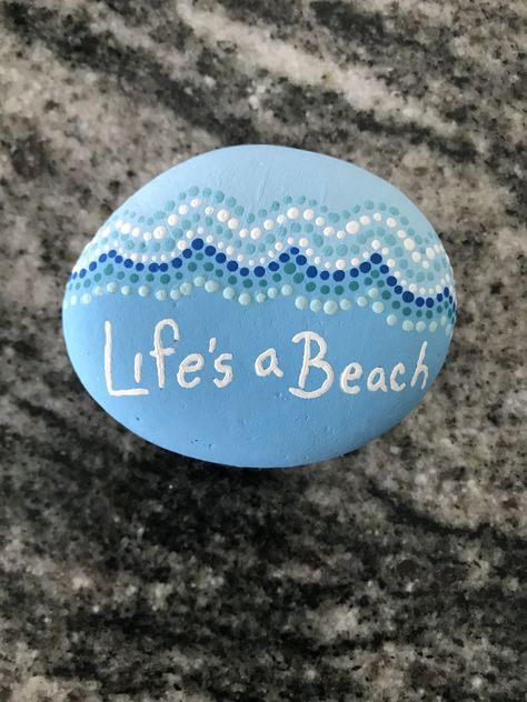 Pretty Rock Painting, Rock Painting Ideas Beach Theme, Summer Rock Painting Ideas Aesthetic, Painting Shells Ideas Easy, Beachy Things To Paint, Preppy Rock Painting Ideas, Beach Rock Painting Ideas, Preppy Rock Painting, Rock Painting Ideas Cute