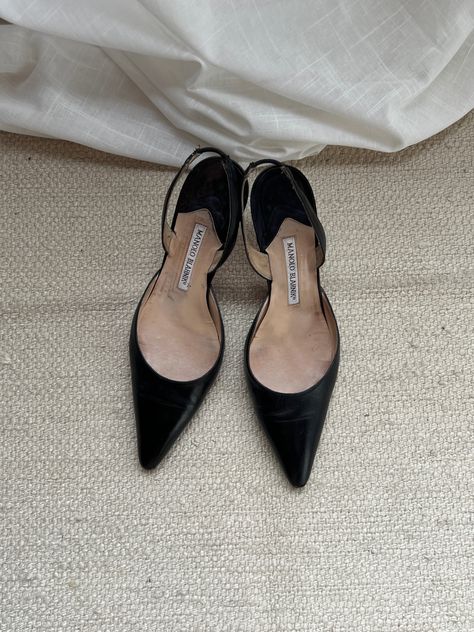 Kita Liss. Black and white. Pointed toe vintage heels. 90s style. Manolo Blahnik vintage heels Slingback Heels Outfit, Heels 90s, Vintage Manolo Blahnik, Manolo Blahnik Slingback, Black Slingback Heels, Manolo Blahnik Black, Manolo Blahnik Heels, Heels Outfits, Neutral Style