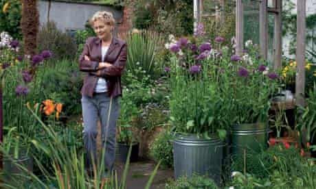 Helen Dillion recommends planting your flowers in pots and moving them centre stage | Life and style | The Guardian English Flower Garden, William Robinson, Courtyard Plants, Flowers In Pots, Small Courtyard, Courtyard Gardens, Garden Retreat, Small Courtyard Gardens, Land Girls