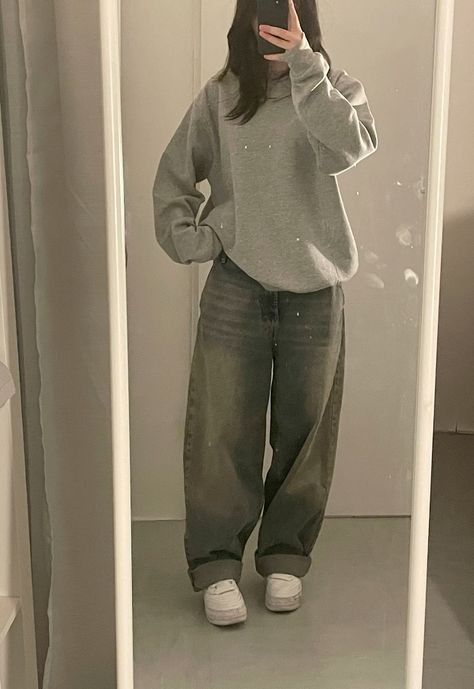 Baggy Hoodie Outfit Aesthetic, Baggy Hoodie And Jeans, Black Crewneck Outfit Aesthetic, Women’s Baggy Aesthetic, Sweatshirts And Jeans Outfit, Oversized Baggy Jeans Outfit, Minimalist Baggy Outfits, Baggy Cute Clothes, Baggy Sweaters Outfits