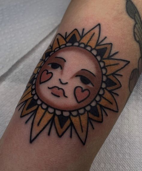 Traditional Sun Tattoo, Illusion Tattoos, Optical Illusion Tattoos, Minimalist Tattoo Ideas, Traditional Tattoo Inspiration, American Traditional Tattoo Ideas, Traditional Tattoo Flowers, Traditional Tattoo Ideas, Traditional Style Tattoo