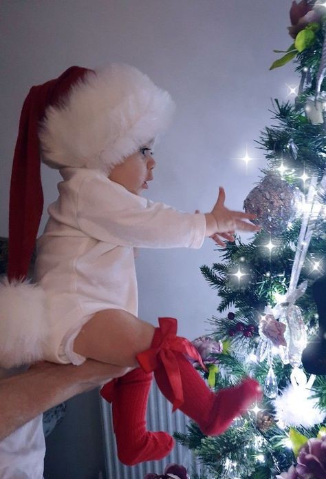 1 Month Old Christmas Outfit, Santa Photo Shoot Ideas, 11 Month Old Christmas Photos, Mommy And Me Photo Shoot Christmas, Baby Santa Pictures, Christmas Photo Ideas For Family, New Year Baby Photoshoot, Christmas Theme Baby Photoshoot, Christmas Baby Photoshoot Ideas