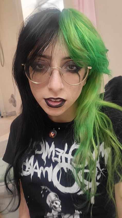 Green And Black Split Dye Hair, Black And Red Split Dye Short Hair, Half Black Half Green Hair, Hair Color Ideas Split Dye, Green Split Dye, Dyed Pixie Cut, Green And Black Hair, Split Hair Dye, Black And Green Hair