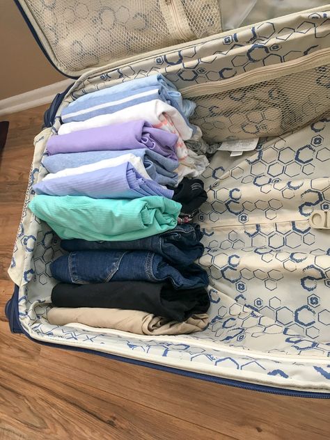 Home Packing Hacks, Packing Travel Bag, Traveling Bag Packing, What Clothes To Pack For Vacation, Packing Clothes For A Trip, Packed Luggage, Packing My Bag, Packing Aesthetic, Traveling Luggage