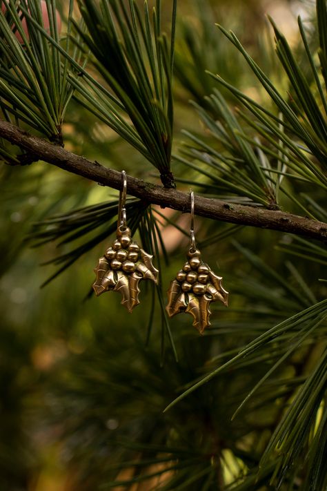 Holly Leaves And Berries, Vintage Earring, Retro Earrings, Jewelry Holiday, Holiday Earrings, Gem Earrings, Holly Leaves, Retro Earring, Classic Earrings