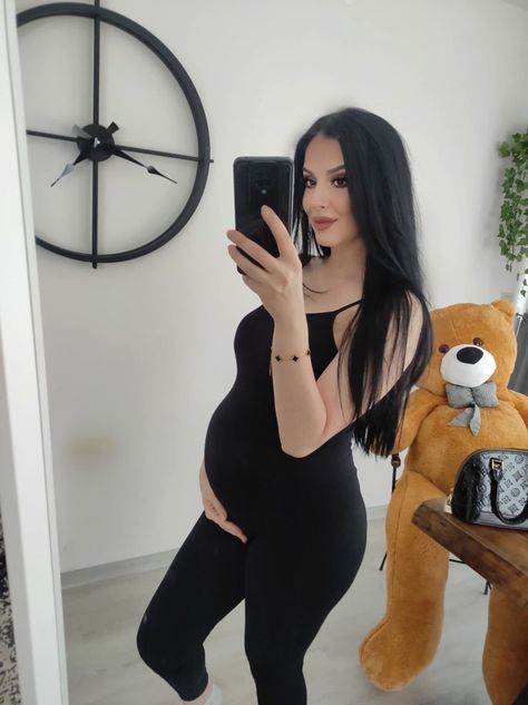 Pregnant mommy ,baby ,6months Instagram baharrgurelll Goth Maternity, Pregnant Mommy, 6 Months Pregnant, Maternity Outfits, Mommy Baby, Maternity Clothes, Makeup, Quick Saves, Instagram