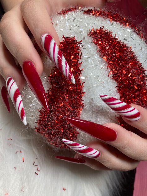 Christmas Nails Red Stiletto, Candy Cane Nails Stilleto, Simple Christmas Stiletto Nails, Red Stiletto Nails Christmas, Candy Cane Stiletto Nails, Sharp Christmas Nails, Christmas Pointy Nails, Red Christmas Stiletto Nails, Christmas Nails Stiletto Glitter