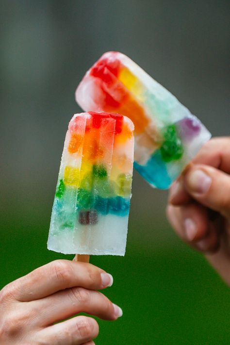 null Rainbow Lemonade, Vodka Popsicles, Gummy Bear Popsicles, Popsicle Ideas, Vodka Jelly, Boozy Cakes, Boozy Ice Pops, Lemonade Popsicles, Sherbet Recipes