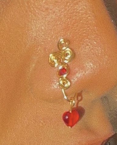 Nose Piercing Cuffs, Nose Piercing Aesthetic Grunge, Gold Nose Jewelry Aesthetic, Different Types Of Belly Button Piercing, Easy To Hide Piercings, Chunky Nose Ring, Nose Peicerings Aesthetic, Red Nose Piercing, Nose Cuff Aesthetic