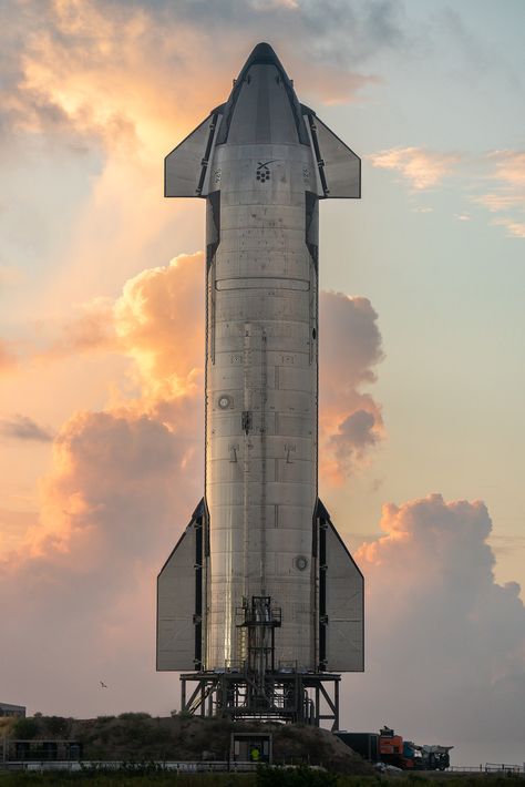 Space X Starship, Rocketship Aesthetic, Spacecraft Aesthetic, Rocket Concept Art, Starship Wallpaper, Space X Rocket, Cosmic Perspective, Space Perspective, Cornfield Chase