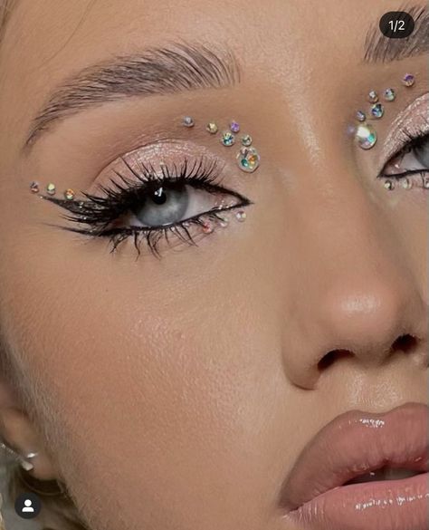 Gem Stone Makeup Rhinestones, Rhine Stone Eye Makeup, Rock Concert Makeup Ideas, Bichota Season Nails, Rine Stone Makeup, Glam Makeup Glitter, Halloween Glitter Makeup, Halloween Angel Makeup, Glitter Party Makeup