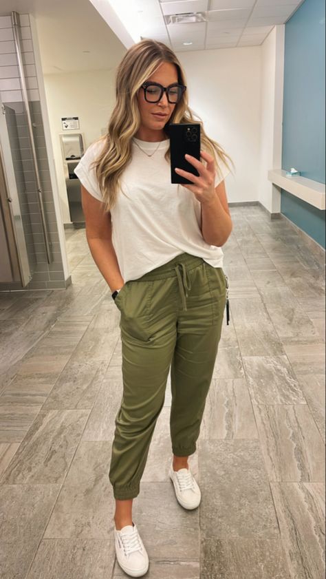 Canvas Joggers Women Outfit, Active Jogger Pants Outfit, Green Joggers Outfit Summer, Tshirt Joggers Outfit, Jogger Professional Outfit, Joggers And Tshirt Outfit Women, Wantable Outfits 2024, Jogger Pants Outfit Work, Work Joggers Outfit