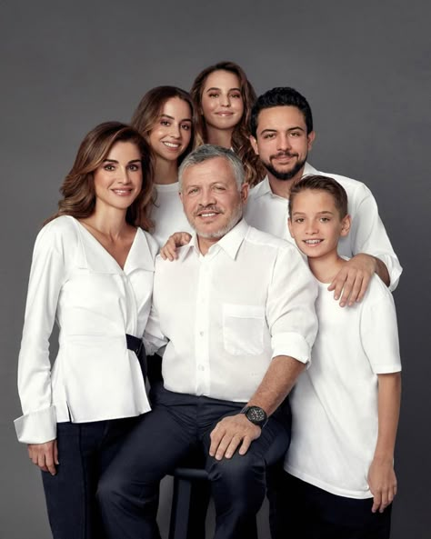 Fotos: ¡Felices fiestas 2019!: Desde los más tradicionales a los más modernos, así felicitan la Navidad las familias reales | Gente y Famosos | EL PAÍS Black Tie Photoshoot Family, Adult Family Photos, Parents Photo, Shooting Pose, Studio Family Portraits, Family Photo Studio, Big Family Photos, Jordan Royal Family, Family Studio Photography