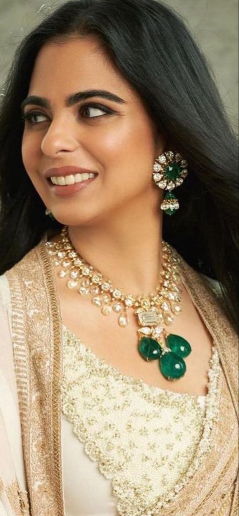 Polki Sets Design Jewellery, Esha Ambani, Emerald Earrings Indian, Polki Jewellery Sabyasachi, Emerald Necklace Indian, Beads Jewellery Designs, Polki Diamond Jewellery, Emerald Jewelry Necklace, Latest Necklace Design