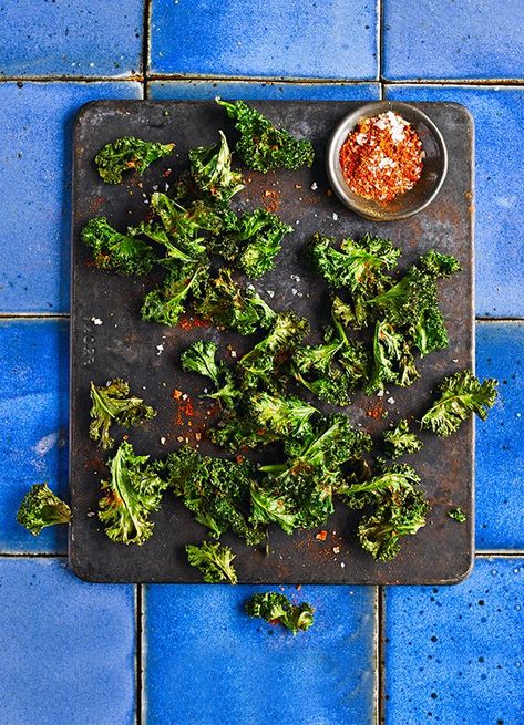 Kale Crisps, Crisps Recipe, Low Cal Snacks, Healthy Snack Recipes, Baked Kale, Celery Salt, No Salt Recipes, Honey Recipes, Healthy Appetizers