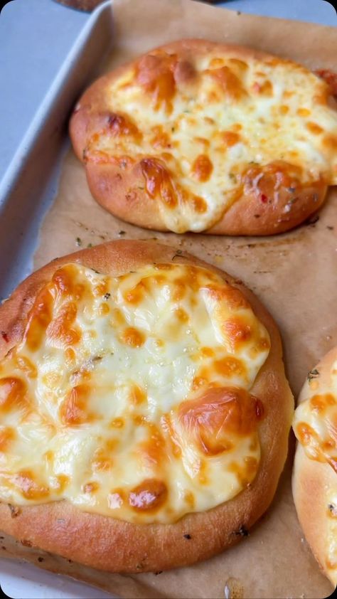 Soft Garlic Bread, Garlic Bread Recipe From Scratch, Cheesy Flatbread, Garlic Flatbread Recipe, Easy Homemade Garlic Bread, Garlic Bread From Scratch, Homemade Garlic Bread Recipe, Homemade Garlic Bread, Salty Food