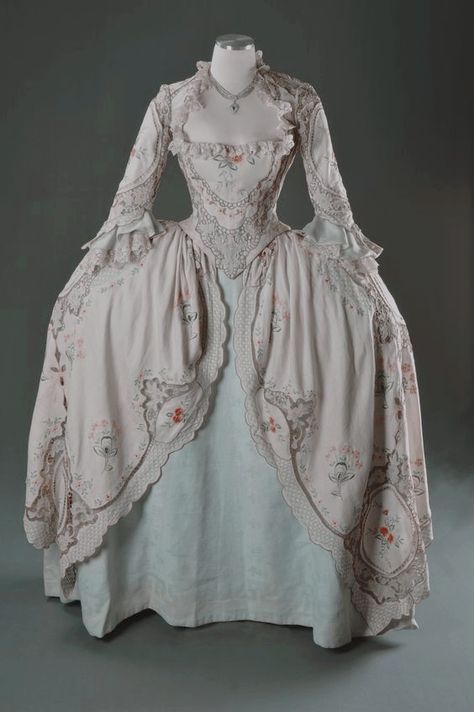 1770s Fashion France, 18th Century French Dress, Ballgown Vintage Victorian Dresses, English Ball Gown, Georgian Era Ball Gowns, Old Gowns 18th Century, 1700s Royal Fashion, French Gowns 18th Century, 1700s Ballgown