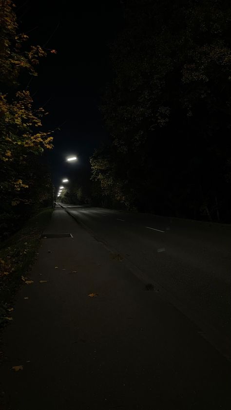 You see a Dark Night with a street and Trees. It’s Beautiful ❤️ Scary Asthetic Picture Wallpaper, Dark Places Wallpaper, Halloween Nature Wallpaper, Phone Backround Dark, Dark Forest Pictures, Street Dark Night, Cute Black Halloween Wallpapers, Fall Dark Aesthetic Wallpaper, Dark Pics Aesthetic Black