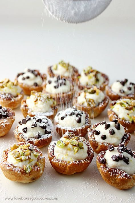 Be the star of any party or get-together with these amazingly easy and delicious Mini Cannoli Cups! A real crowd-pleaser! Mini Canolli Cups, Canoli Mini Cups, Desert For A Crowd Parties, Cannoli Cups, Cannoli Desserts, Mini Cannoli, Pastry Cups, Cannoli Recipe, Bite Size Desserts